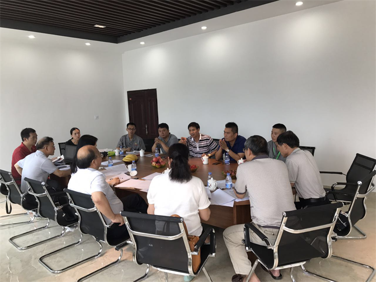 The R&D team of JingGong presented the development process of the sugar cane combine to the expert group 