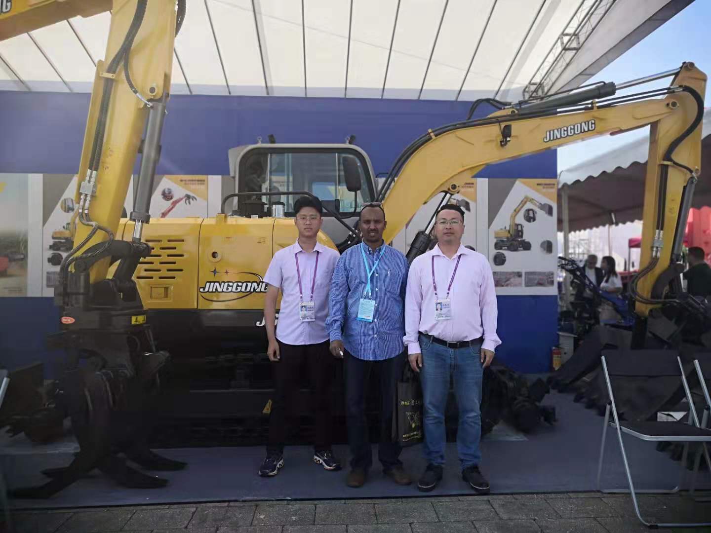 Jing Gong 80L crawler excavator with sleeper changer attends the126th Canton Fair