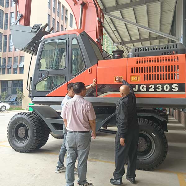 Jinggong Excavator Factory brinda una cálida bienvenida a los clientes de Arabia Saudita