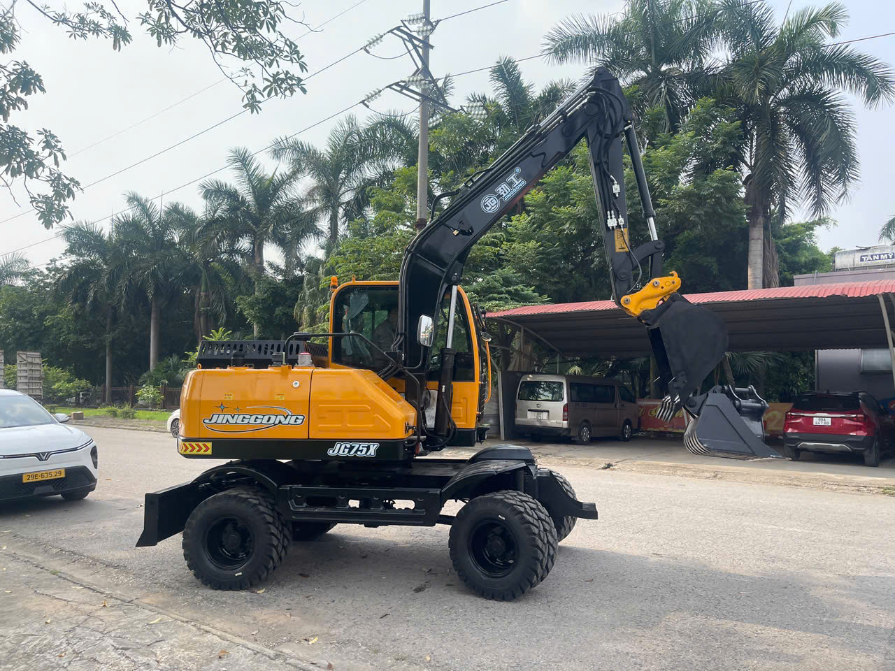 La excavadora de ruedas JINGGONG JG75X se entregó con éxito en Vietnam para la construcción urbana y rural