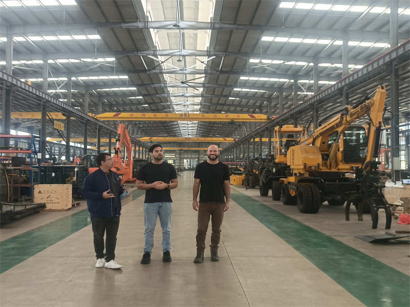 Aunque la exposición ha terminado, ¡el calor mecánico de JINGGONG no se reduce! Los clientes extranjeros acudieron en masa para visitar la planta y realizar una prueba de manejo personalmente para experimentar el encanto del producto. un nuevo capitulo