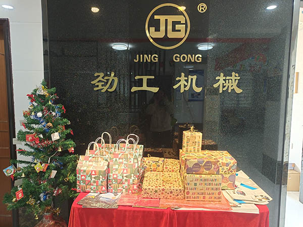 El Jinggong recibe el Año Nuevo con celebraciones festivas
    