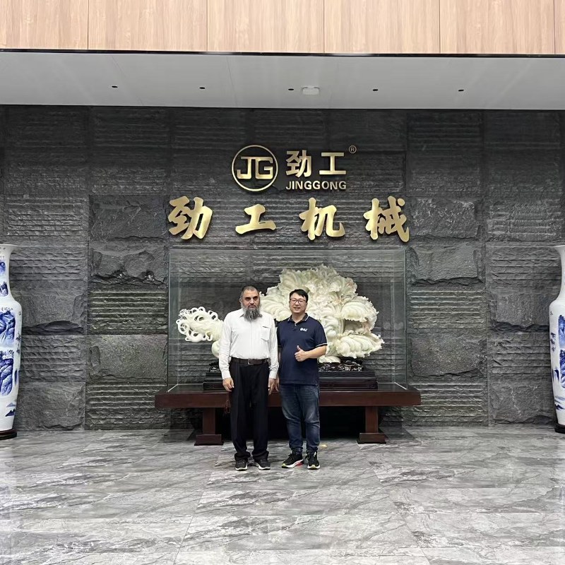 Invitamos a los clientes de Qatar a visitar la fábrica de maquinaria Jinggong.