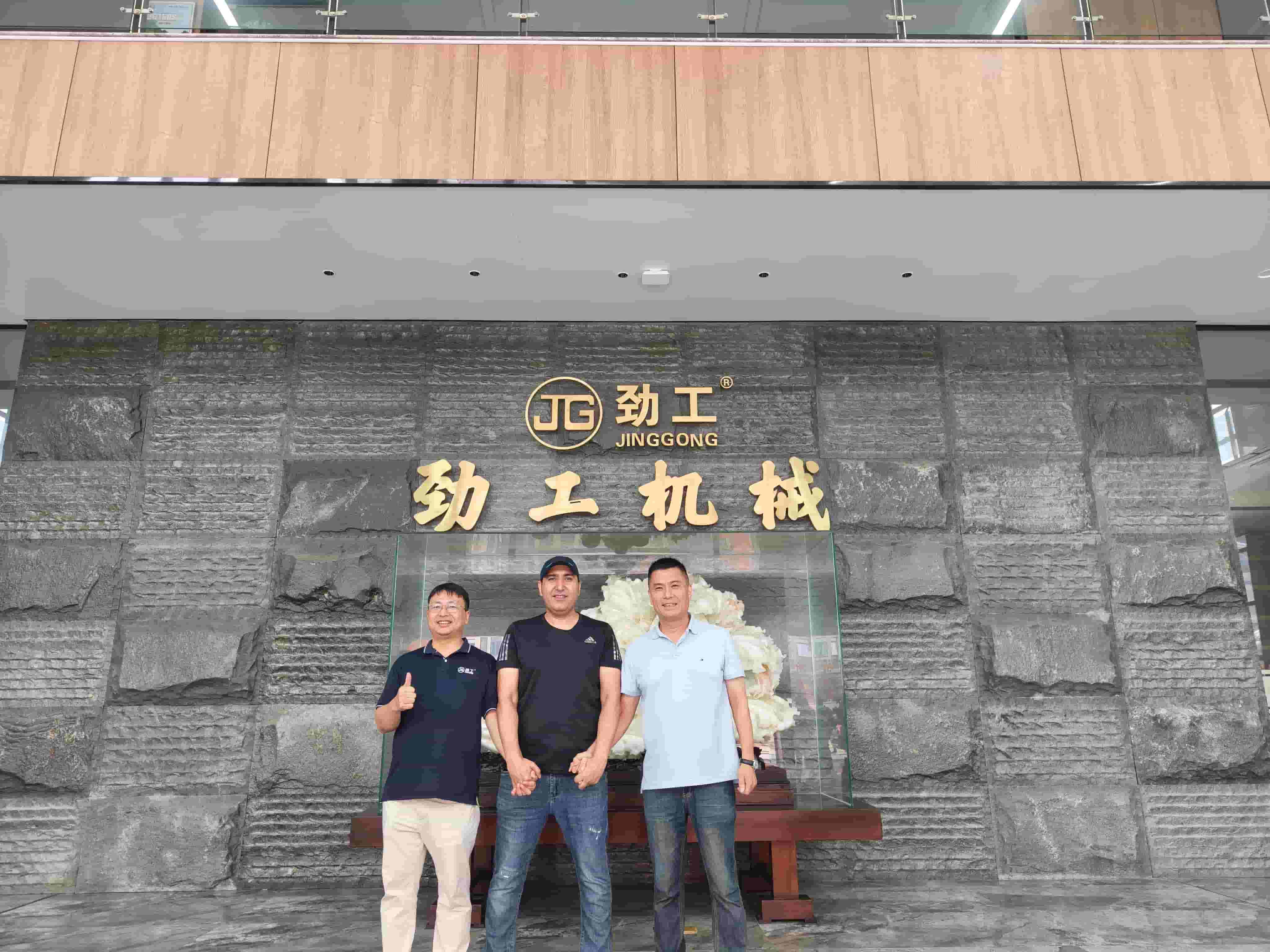 Invitamos a los clientes paquistaníes a visitar la fábrica de Jingong.