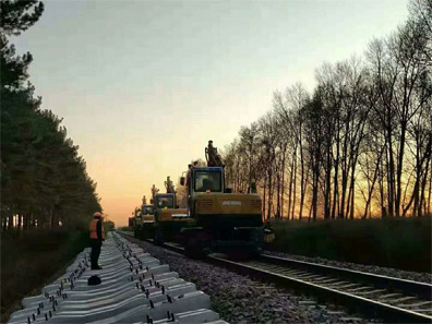 Cientos de JG-80L de ferrocarril de mantenimiento de las máquinas estacionadas en la región de Xinjiang