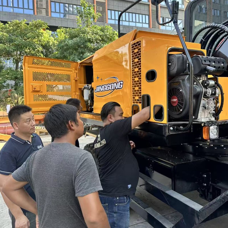 Invitados tailandeses visitan el lugar para presenciar la efectividad real de combate de la máquina de corte de lastre de China.